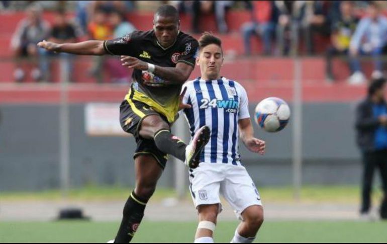 El jugador (I) tiene 20 años, pero por su forma de jugar ha llamado la atención de varios equipos de su país, Perú. ESPECIAL / depor.com