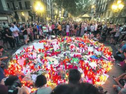 Los catalanes se reunieron frente al Gran Teatro del Liceo, donde colocaron flores y velas en recuerdo de las víctimas. EFE /