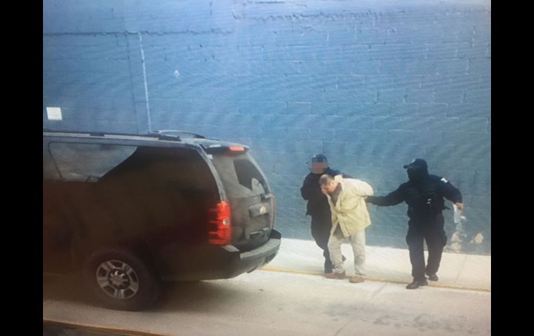 CIUDAD JUÁREZ, CHIHUAHUA (19/ENE/2017).- Policías mexicanos conducen a Guzmán desde el penal para su traslado. AFP/Secretaría de Gobernación