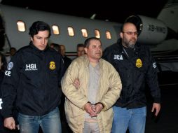 Joaquín Guzmán Loera en su llegada al aeropuerto MacArthur, en Long Island, Nueva York. Fue custodiado por agentes de la DEA. AP / U.S. Law