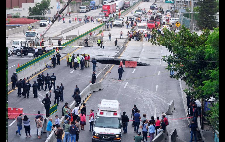 EMILIANO ZAPATA, MORELOS (12/JUL/2017).-  Integrantes de grupos de rescate y de Protección Civil trabajan en la zona de un hundimiento, donde cayó un vehículo con dos personas, las cuales fallecieron. EFE/T. Rivera