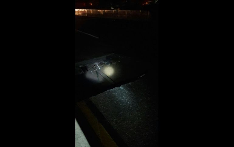 EMILIANO ZAPATA, MORELOS (12/JUL/2017).- El socavón se registró en la madrugada. La vía sobre la que se encuentra fue inaugurada por el Presidente Enrique Peña Nieto el pasado 5 de abril.  TWITTER@PoliciaFedMx