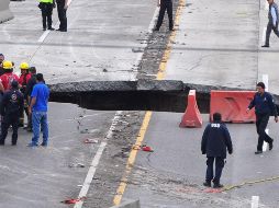 Socavón en autopista de Morelos se traga vehículo