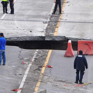 Socavón en autopista de Morelos se traga vehículo