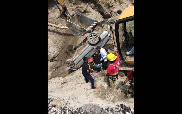 EMILIANO ZAPATA, MORELOS (12/JUL/2017).- Tras varias horas de labores en la zona, rescataron los cuerpos de los ocupantes del auto. TWITTER@@Bermudez_FJ