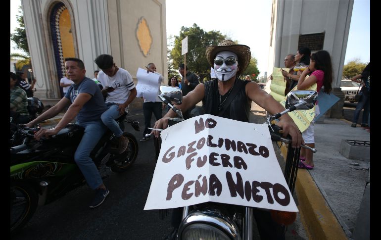 GUADALAJARA, JALISCO (02/ENE/2017).- Motociclistas a su paso por los Arcos. La marcha también se dirigió al Centro tapatío. EL INFORMADOR / R. Tamayo