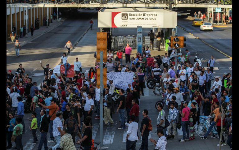 GUADALAJARA, JALISCO (02/ENE/2017).- Inconformes con el gasolinazo realizaron otra protesta en Calzada y Javier Mina. Ahí se registró un bloqueo al paso del Macróbus. EL INFORMADOR / F. Atilano