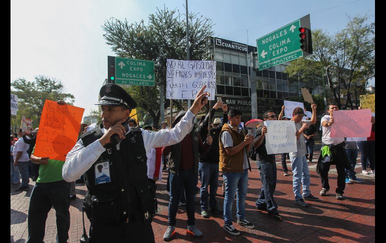 GUADALAJARA, JALISCO (02/ENE/2017).- Elementos de la Secretaría de Movilidad se desplegaron durante la manifestación. EL INFORMADOR/F.  Atilano