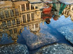 La Grand Place atrae a gran número de visitantes estos días con motivo del espectáculo nocturno de luz y sonido con motivo de las fiestas de Navidad y Año Nuevo. EFE / O. Hoslet