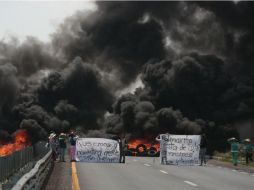 Residentes de Palmarito Tochapan bloquean la autopista Puebla-Orizaba en demanda de tranquilidad. AFP / J. Castañares