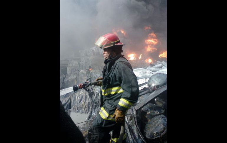 GUADALAJARA, JALISCO (15/FEB/2017).- Un fuerte incendio se registró en una fábrica de resinas y pinturas ubicada sobre la avenida Doctor R. Michel y Río La Barca, en la zona industrial. La Semadet decretó Emergencia Atmosférica en un radio de un kilómetro. ESPECIAL