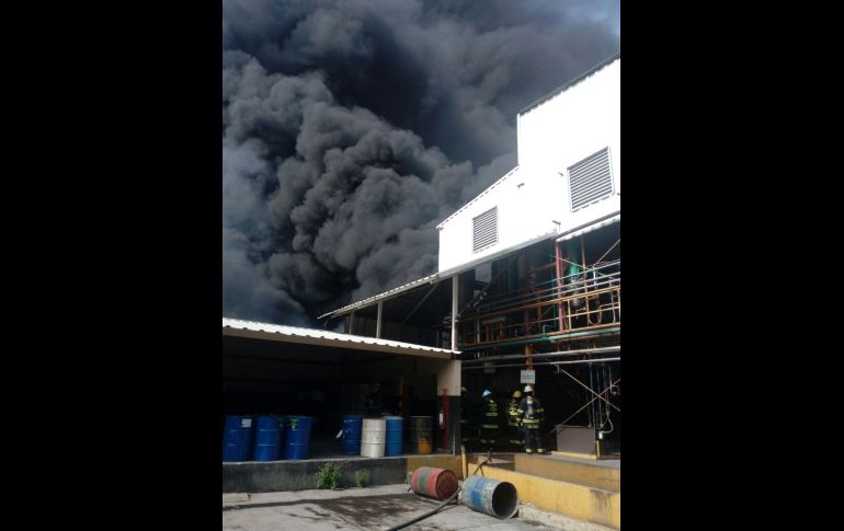 GUADALAJARA, JALISCO (15/FEB/2017).- Un fuerte incendio se registró en una fábrica de resinas y pinturas ubicada sobre la avenida Doctor R. Michel y Río La Barca, en la zona industrial. La Semadet decretó Emergencia Atmosférica en un radio de un kilómetro. ESPECIAL