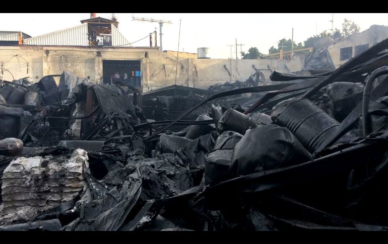 GUADALAJARA, JALISCO (15/FEB/2017).- Un fuerte incendio se registró en una fábrica de resinas y pinturas ubicada sobre la avenida Doctor R. Michel y Río La Barca, en la zona industrial. La Semadet decretó Emergencia Atmosférica en un radio de un kilómetro. ESPECIAL