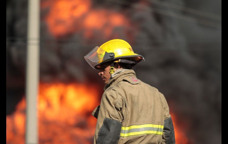 GUADALAJARA, JALISCO (15/FEB/2017).- Un fuerte incendio se registró en una fábrica de resinas y pinturas ubicada sobre la avenida Doctor R. Michel y Río La Barca, en la zona industrial. La Semadet decretó Emergencia Atmosférica en un radio de un kilómetro. EL INFORMADOR/F. Atilano