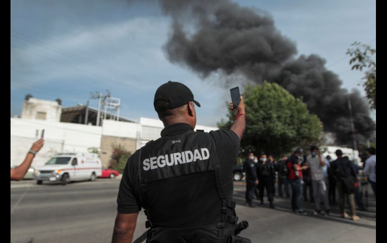 GUADALAJARA, JALISCO (15/FEB/2017).- Un fuerte incendio se registró en una fábrica de resinas y pinturas ubicada sobre la avenida Doctor R. Michel y Río La Barca, en la zona industrial. La Semadet decretó Emergencia Atmosférica en un radio de un kilómetro. EL INFORMADOR/F. Atilano