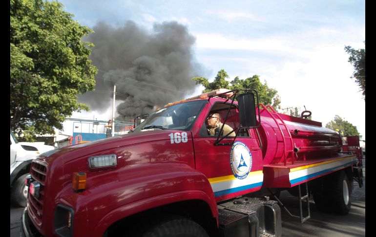 GUADALAJARA, JALISCO (15/FEB/2017).- Un fuerte incendio se registró en una fábrica de resinas y pinturas ubicada sobre la avenida Doctor R. Michel y Río La Barca, en la zona industrial. La Semadet decretó Emergencia Atmosférica en un radio de un kilómetro. EL INFORMADOR/F. Atilano