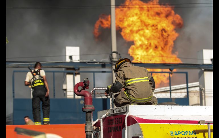 GUADALAJARA, JALISCO (15/FEB/2017).- Un fuerte incendio se registró en una fábrica de resinas y pinturas ubicada sobre la avenida Doctor R. Michel y Río La Barca, en la zona industrial. La Semadet decretó Emergencia Atmosférica en un radio de un kilómetro. EL INFORMADOR/F. Atilano