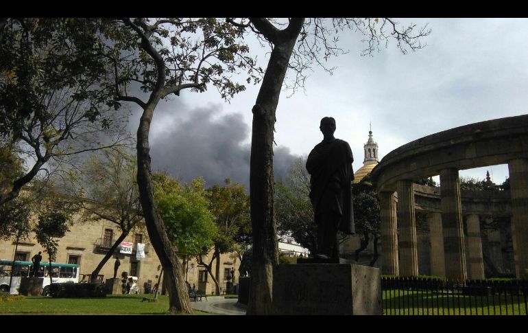 GUADALAJARA, JALISCO (15/FEB/2017).- Un fuerte incendio se registró en una fábrica de resinas y pinturas ubicada sobre la avenida Doctor R. Michel y Río La Barca, en la zona industrial. La Semadet decretó Emergencia Atmosférica en un radio de un kilómetro. EL INFORMADOR