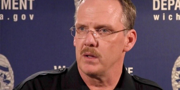 Denuncia falsa lleva a polic&iacute;a a balear a inocente en Kansas