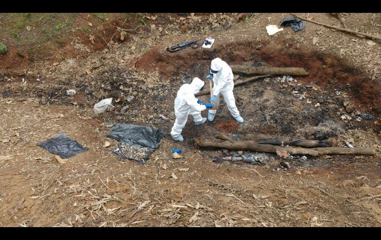 TALA, JALISCO (21/JUL/2017).- Peritos forenses laboran en el sitio. Los especialistas evaluarán a cuántas personas corresponden los restos. ESPECIAL