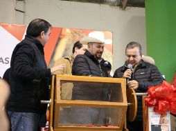 Antes de que Guajardo Anzaldúa (sombrero) fuera presidente municipal ya existía una deuda de 47 mil pesos por el servicio de agua potable. FACEBOOK / Juan Diego Guajardo Anzaldúa