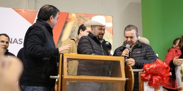 Dejan sin agua a presidencia municipal de edil "cantante"