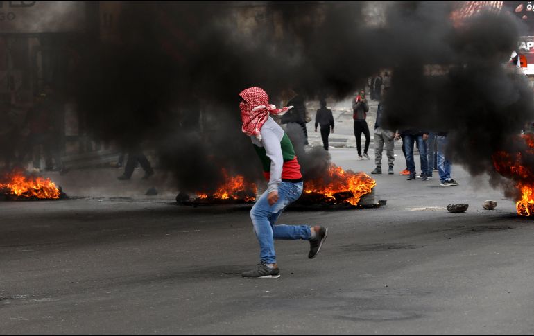 Palestinos se enfrentan a tropas israelíes durante reyertas en el control de Huwwara, cerca de la ciudad cisjordania de Nablus. EFE/A. Badarneh