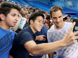El tenista suizo Roger Federer (d) atiende a sus seguidores en el Perth Arena. EFE/C. Wainwright