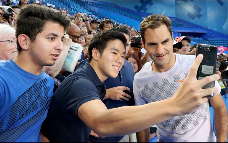 El tenista suizo Roger Federer (d) atiende a sus seguidores en el Perth Arena. EFE/C. Wainwright