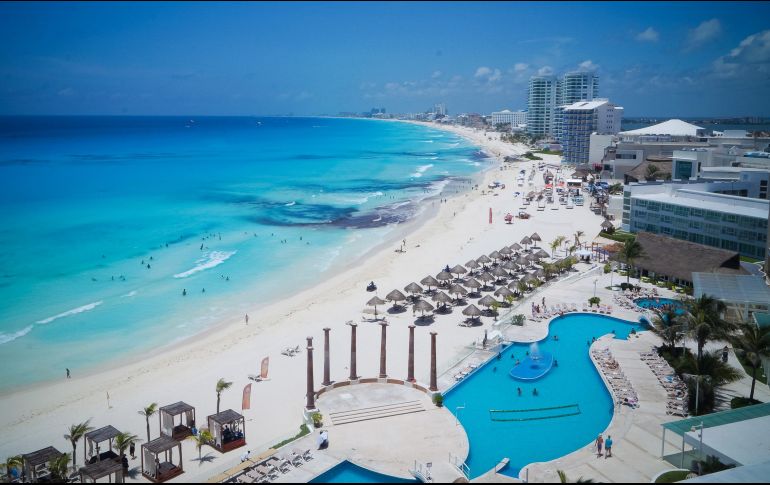 El destino favorito para los visitantes extranjeros es Cancún, Quintana Roo, por sus atractivas playas caribeñas y zonas arqueológicas, que atrajeron a 6.2 millones de turistas. NTX / ARCHIVO