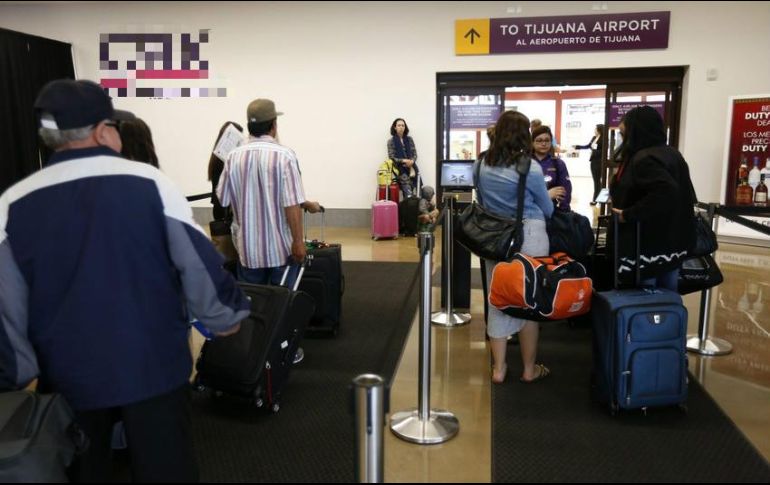 Por ninguna razón se deberá aceptar transportar equipajes ajenos ni ayuda de extraños o personas ajenas a la aerolínea. NTX / ARCHIVO