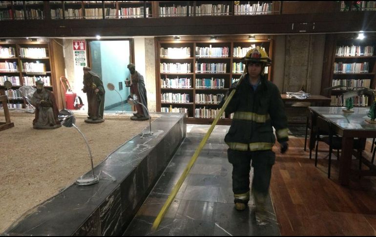 El material que se quemó fue papelería y archivo del mismo establecimiento. ESPECIAL / Bomberos de Guadalajara