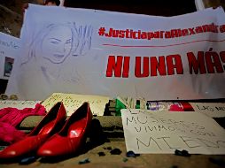 En la puerta de Casa Jalisco fueron colocados zapatos de mujer, fotografías, veladoras prendidas y una manta con la leyenda 