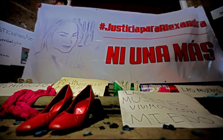 En la puerta de Casa Jalisco fueron colocados zapatos de mujer, fotografías, veladoras prendidas y una manta con la leyenda 
