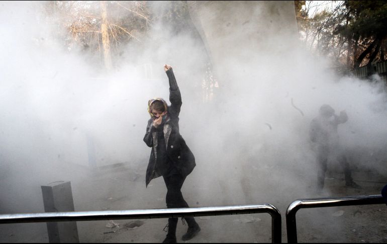 Estudiantes iraníes se enfrentan a policías antidisturbios durante una protesta en la Universidad de Teherán. EFE/STR