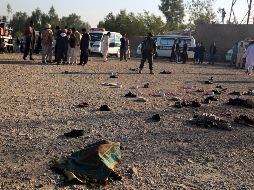 Elementos de seguridad inspeccionan el área donde ocurrió el atentado. EFE/G. Halili