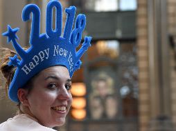 Una mujer posa con un adorno alusivo a las fiestas de Año Nuevo, en Sídney. AFP/S. Khan