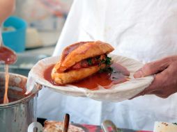 De acuerdo a algunos comensales, sirve para la cruda porque reactiva el cuerpo gracias al contenido calórico de las carnitas y del birote salado, y también por el picante que alivia el dolor de cabeza y las náuseas. EL INFORMADOR / ARCHIVO