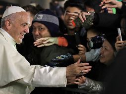 Francisco se dirigió a pie hasta la plaza vaticana donde saludó a cientos de fieles y rezó ante el nacimiento monumental ubicado junto al obelisco. AP / A. Medichini