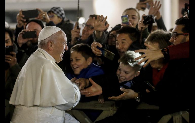 El Papa Francisco saluda a fieles durante la celebración de las vísperas en la Basílica de San Pedro, en el Vaticano. EFE/EPA/F. Frustaci