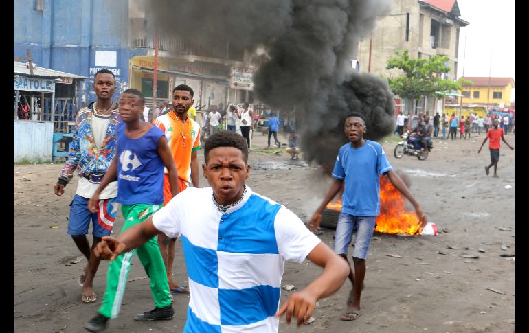 Jóvenes protestan en Kinshasa, República del Congo, en contra de la negativa del presidente Joseph Kabila a renunciar al cargo. AP/J. Bompengo