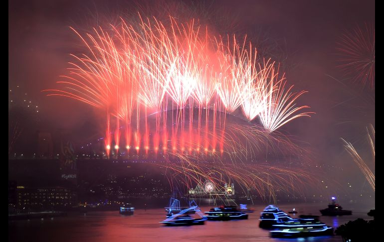 La ciudad australiana de Sídney dio la bienvenida con el tradicional espectáculo desde el puente de la Bahía.
