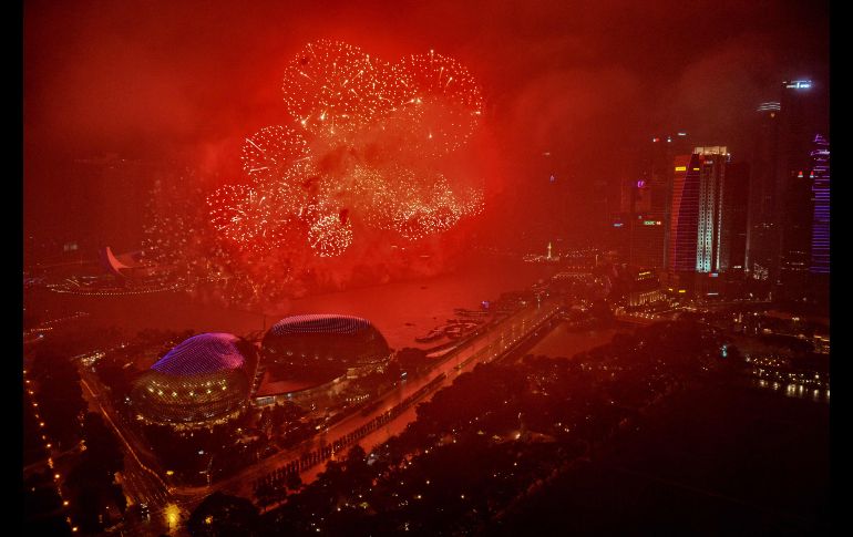 El espectáculo de fuegos artificiales ilumina el cielo de Singapur.