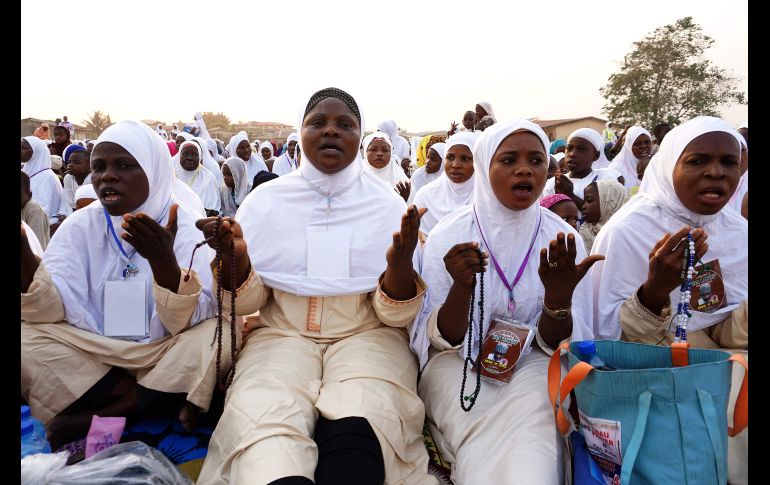 Musulmanes oran para recibir el Año Nuevo en Ibafo, Nigeria.