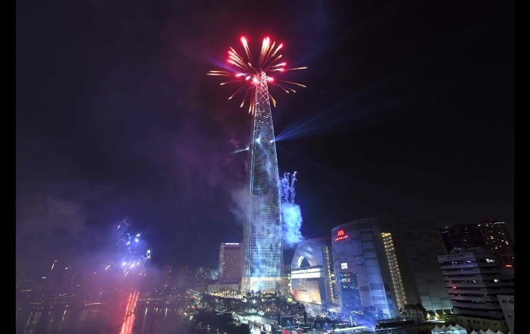 El festejo desde la torre Lotte , de 123 pisos y 555 metros de alto, en Seúl, Corea del Sur.