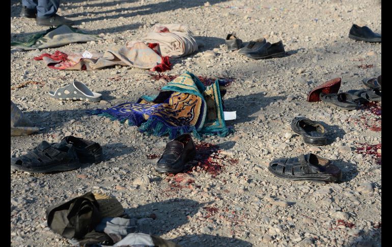 Pertenencias de víctimas de un atentado yacen en el suelo en Jalalabad, Afganistán.Un atacante suicida detonó su carga de explosivos durante el funeral de un funcionario y causó la muerte de al menos 18 personas. AFP/N. Shirzada