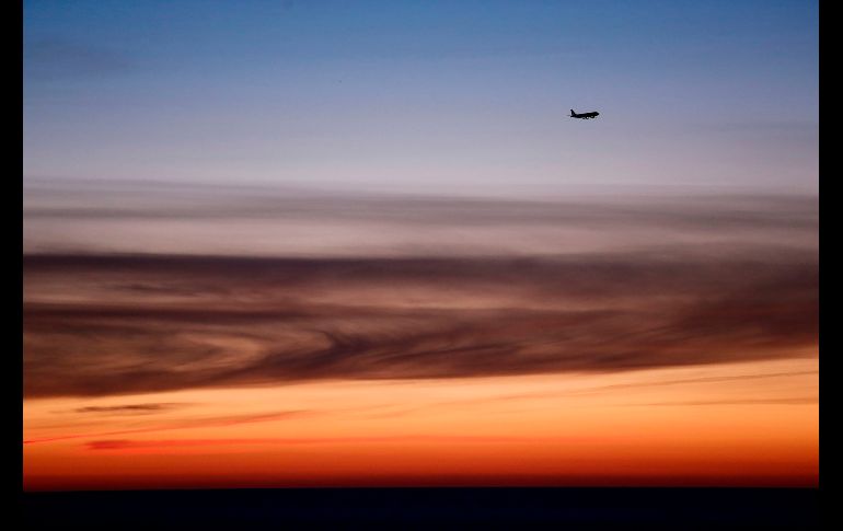 Un avión se prepara para aterrizar en el aeropuerto de Barcelona, España. AFP/P. Barrena