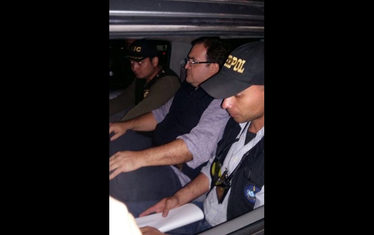 PANAJACHEL, GUATEMALA (15/ABR/2017).- El traslado del ex mandatario mexicano en un vehículo. Duarte estaba prófugo desde hace seis meses. AFP/POLICÍA NACIONAL CIVIL