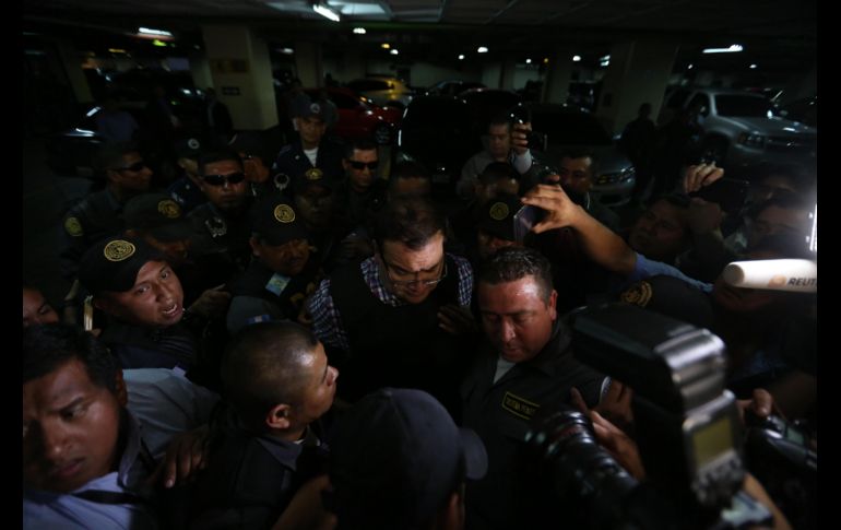 CIUDAD DE GUATEMALA, GUATEMALA (19/ABR/2017).- A su ingreso, periodistas le lanzaron una serie de preguntas a Duarte, pero el ex gobernador permaneció en silencio. EFE/E. Biba