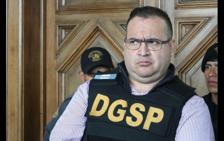 CIUDAD DE GUATEMALA, GUATEMALA (17/JUL/2017).- Duarte es escoltado tras ser entregado a las autoridades mexicanas para la extradición. AP/M. Castillo